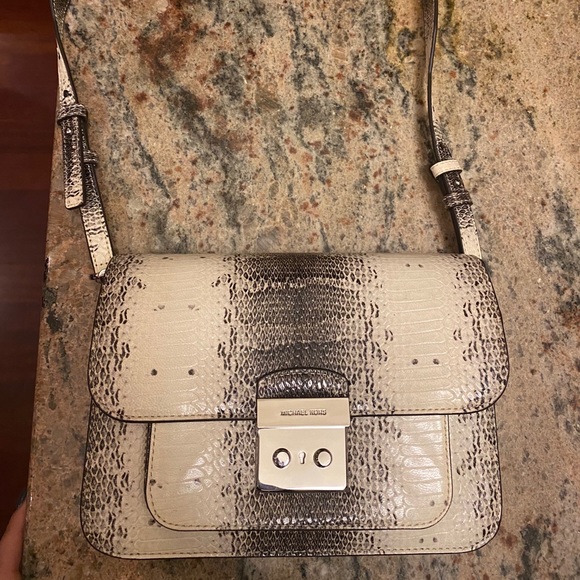Michael Kors crossbody - Picture 2 of 2